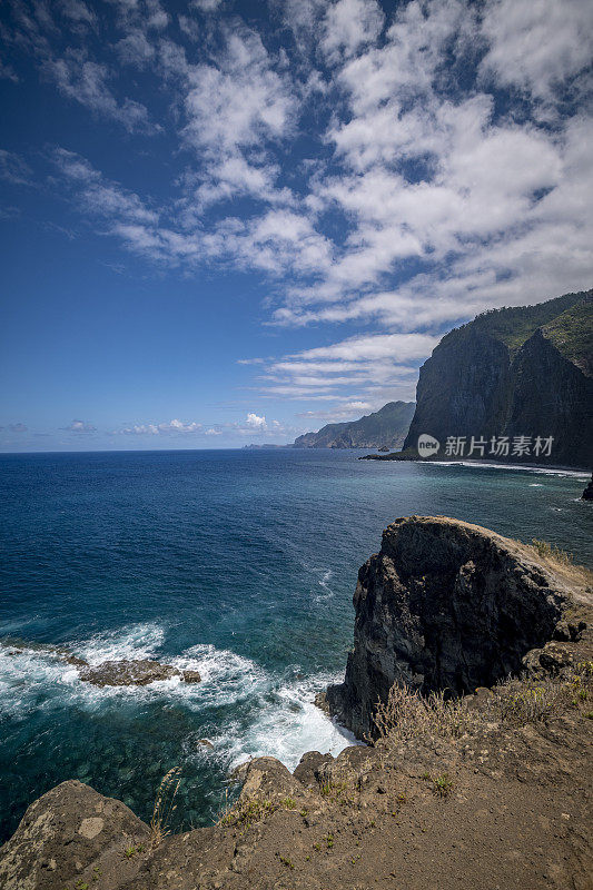 马德拉岛Faial的Miradouro do Guindaste海浪袭击海岸